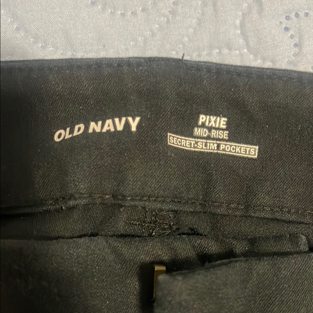 Old Navy Black Mid-Rise Pixie Pants